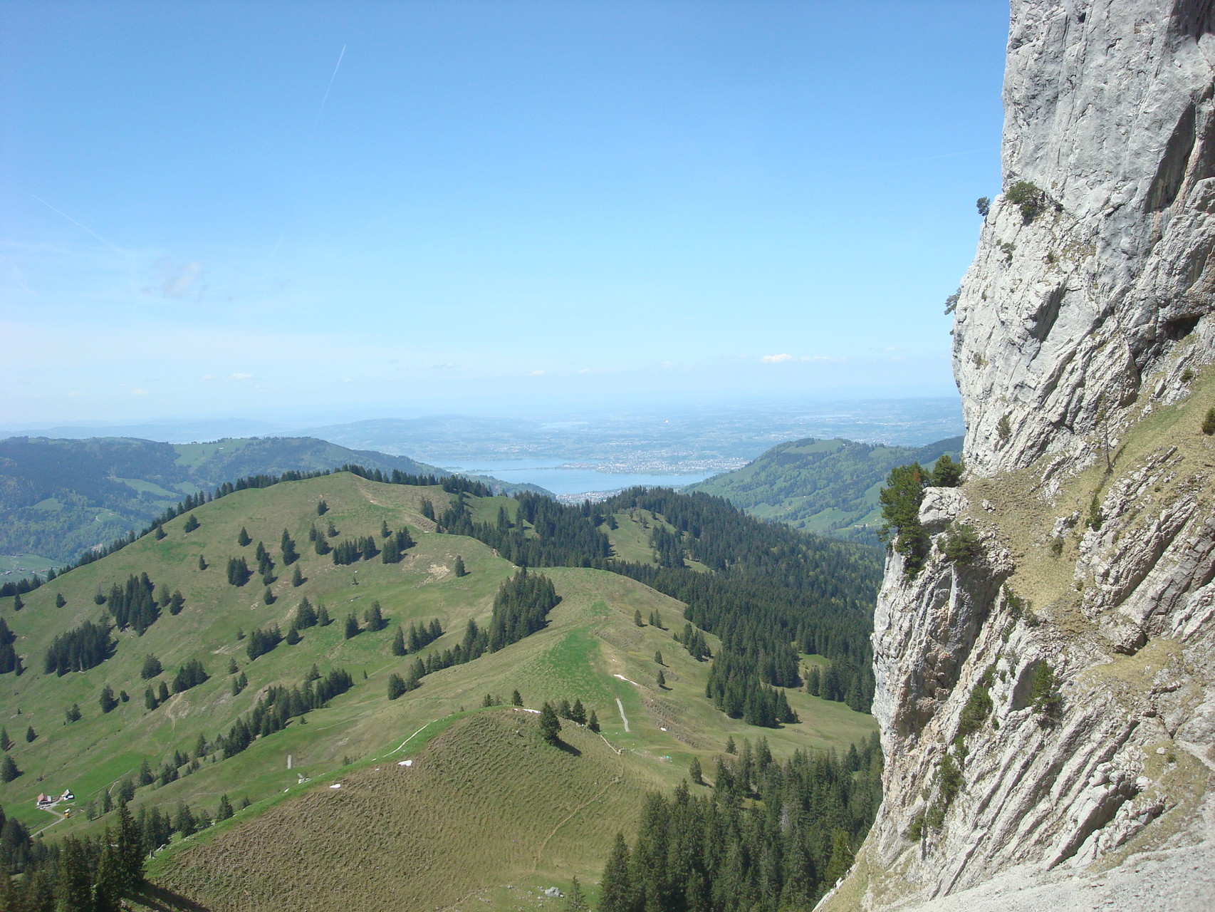 Zürichsee mit Damm von Rapperswil im Hintergrund Greifensee