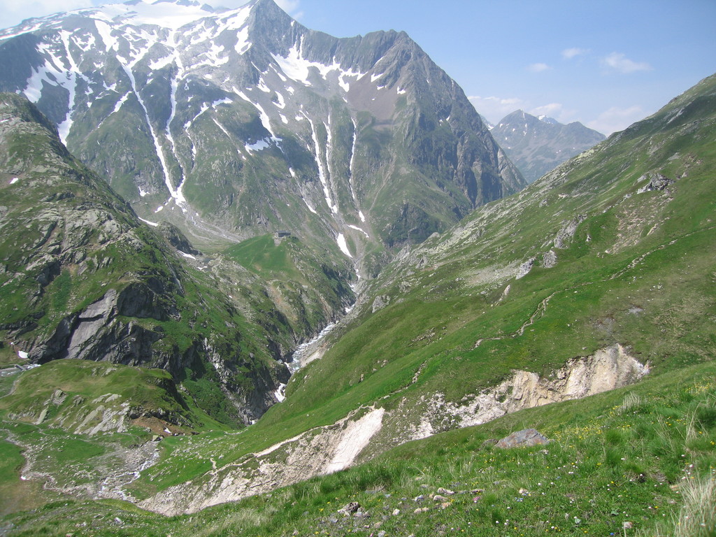 im Hintergrund Terrihütte