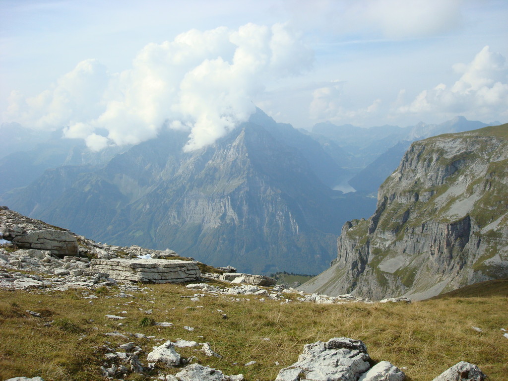 Hinten: Klöntalersee