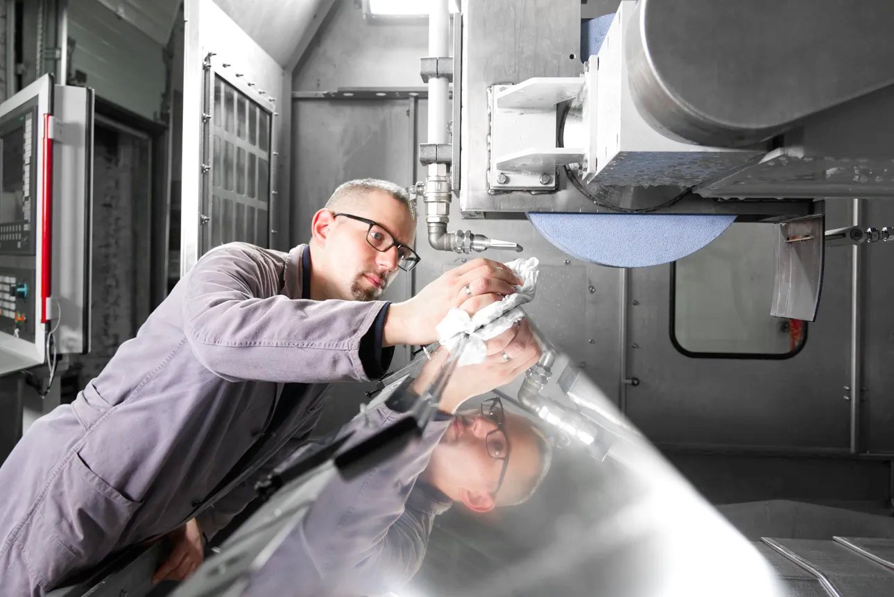 Cooling nozzle flat grinding