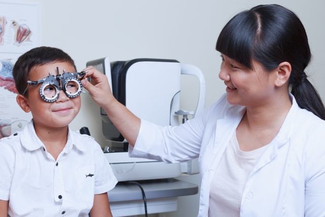 初めてのメガネはまず眼科医へ！
