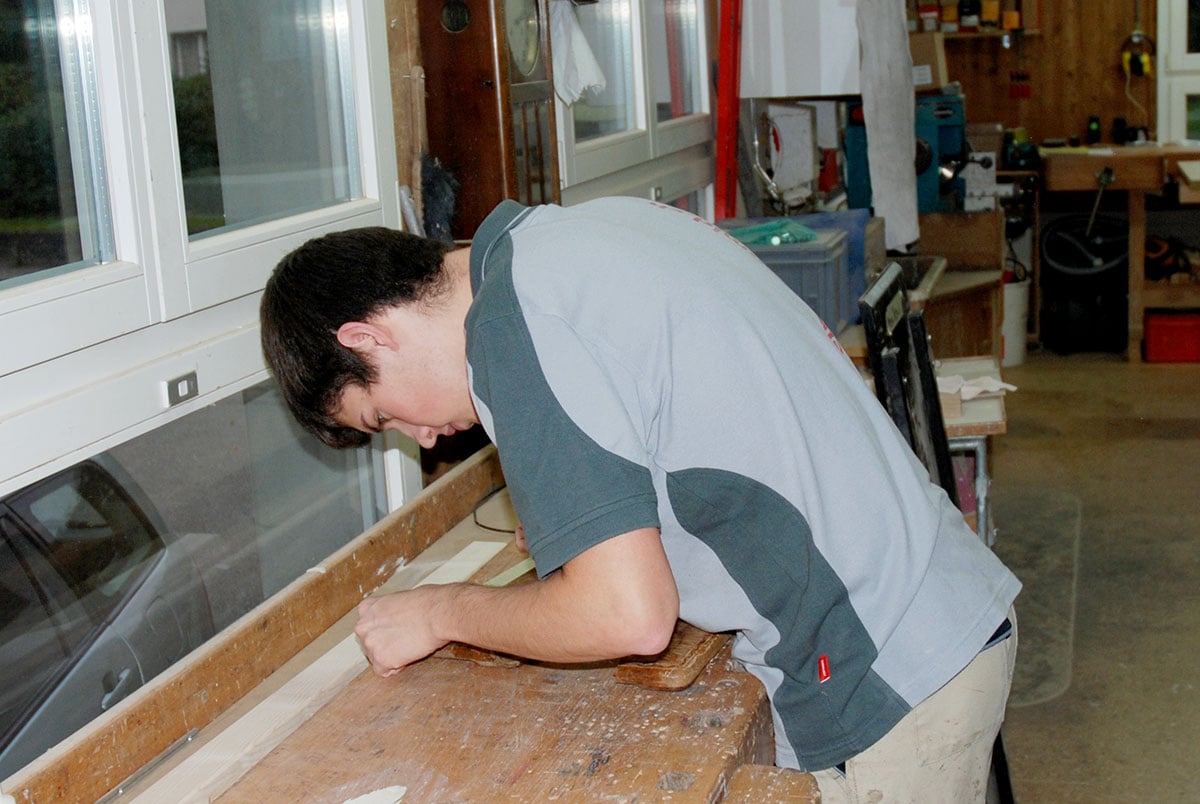 Schreiner bei der Arbeit - Schreinerei Schmid AG in Oberönz