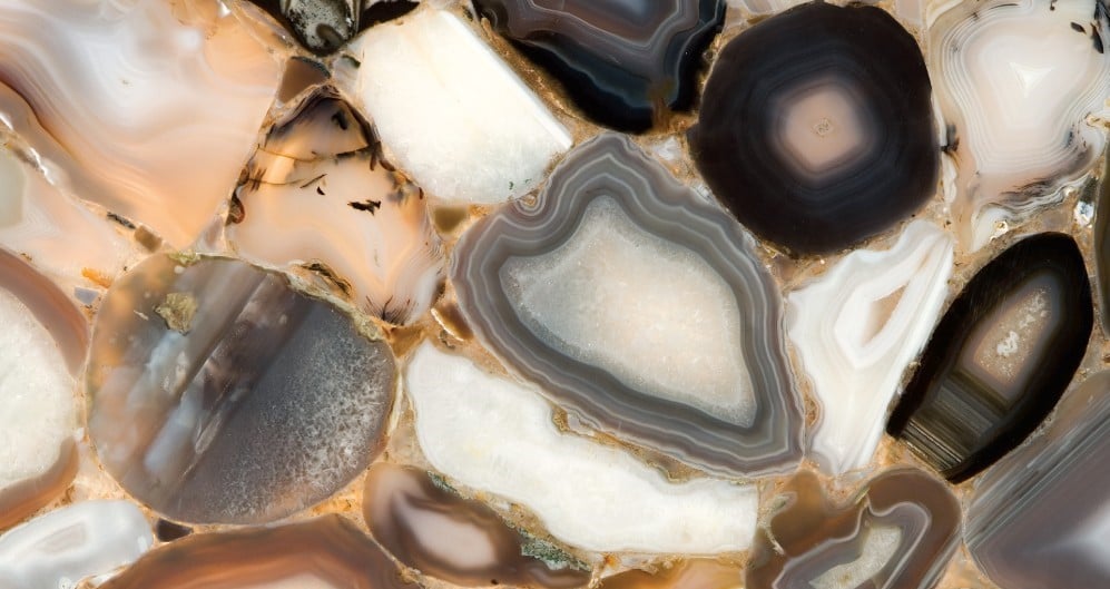 Rankų darbo plokštė iš pilko agato, sukurta Divya Gem Stonex profesionalų - Rajastan, India