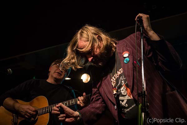 楽しく歌い勢い余ったダグラス