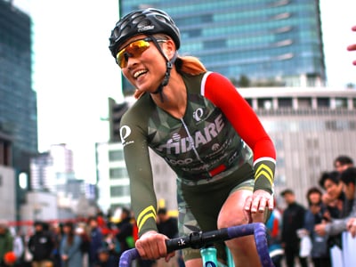 自転車にのる児玉和代