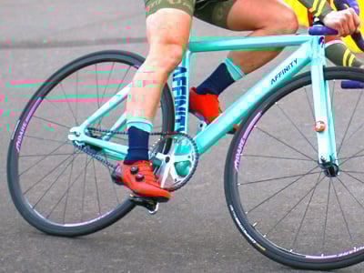 スピードコントロールする脚