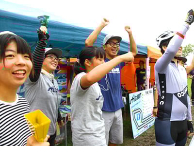 声援を送る観客