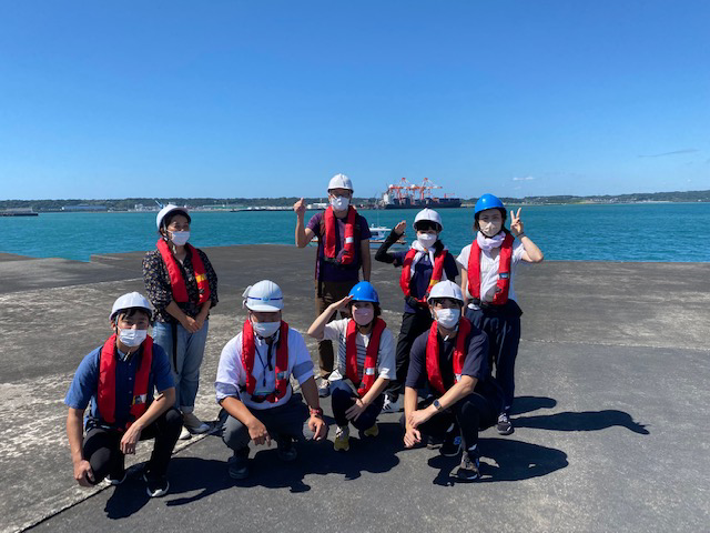 2022年秋のお楽しみ会で、国土交通省の工事現場（静岡県御前崎市の御前崎港）を見学した際の写真。