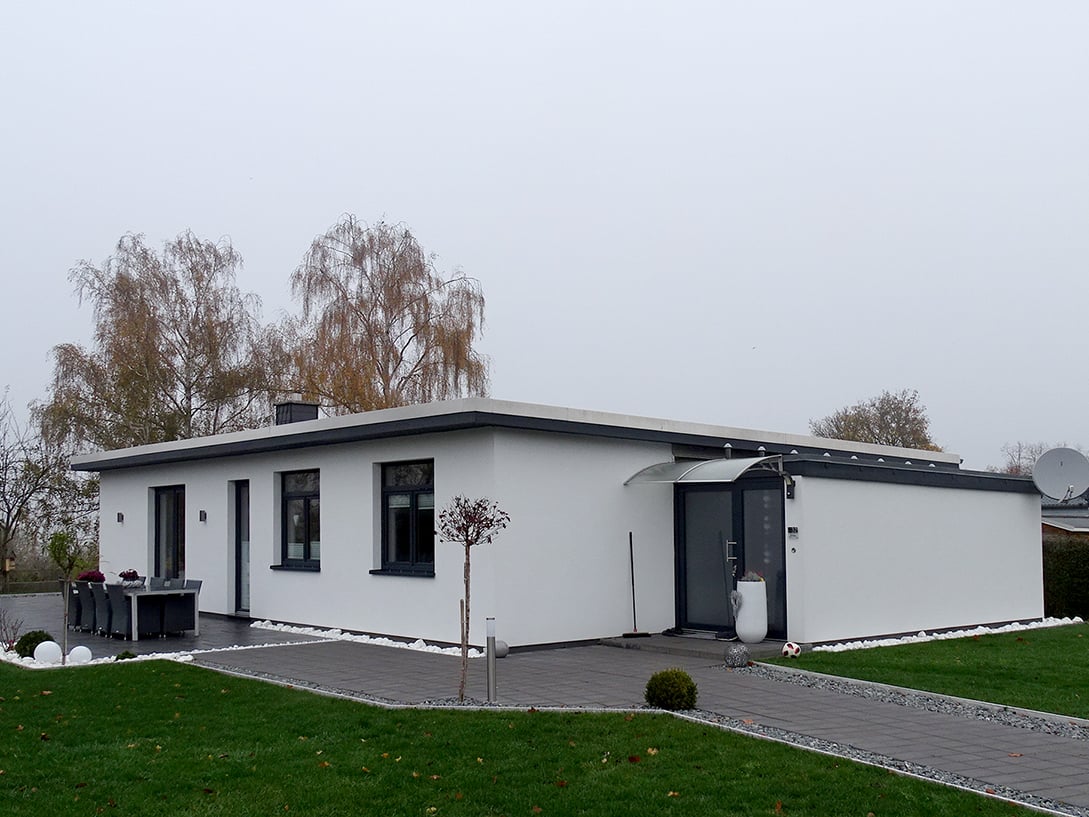 Bungalow mit Flachdach und Oberlicht in Sternberg