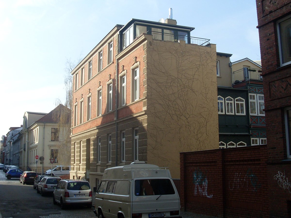 Kauf & Sanierung Wohn- und Geschäftshaus in Schwerin (2000)