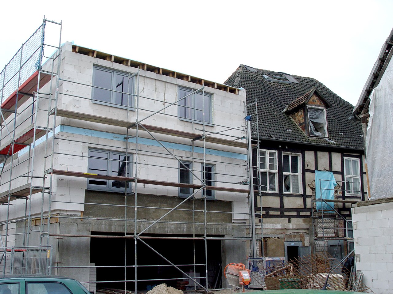 Kauf & Sanierung von 2 Mehrfamilienhäusern in Güstrow (2004)