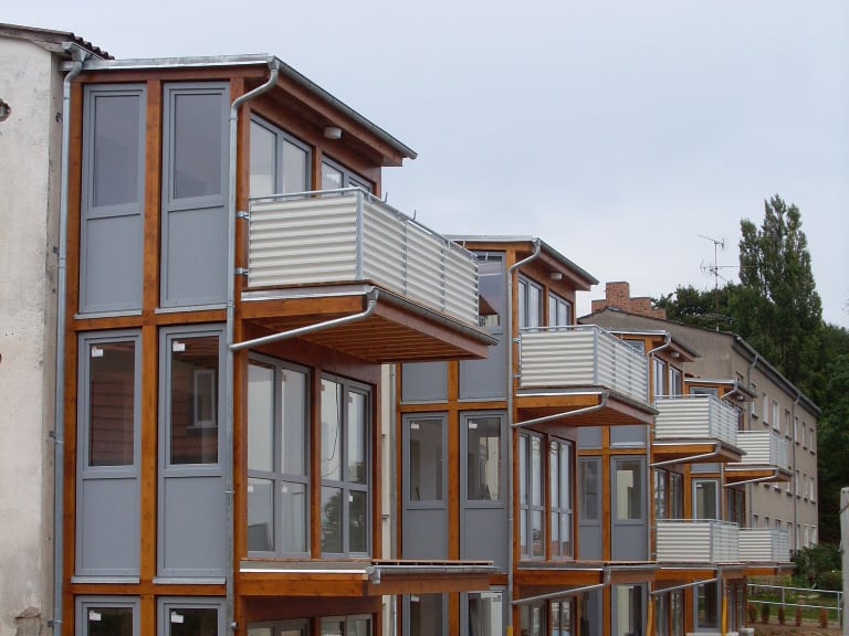 Kauf und Umbau eines Bürogebäude zu altersgerechtem Wohnen mit Aufzügen und einer Apotheke (2007)