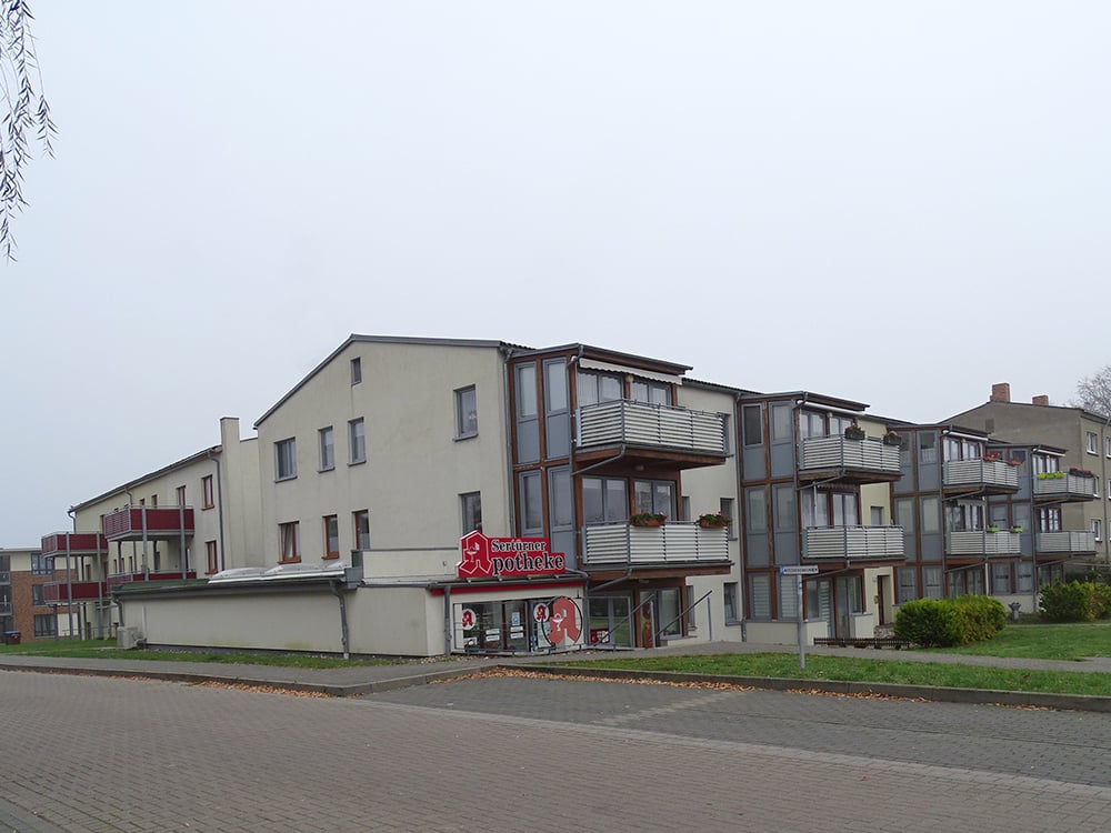 Kauf und Umbau eines Bürogebäude zu altersgerechtem Wohnen mit Aufzügen und einer Apotheke (2007)