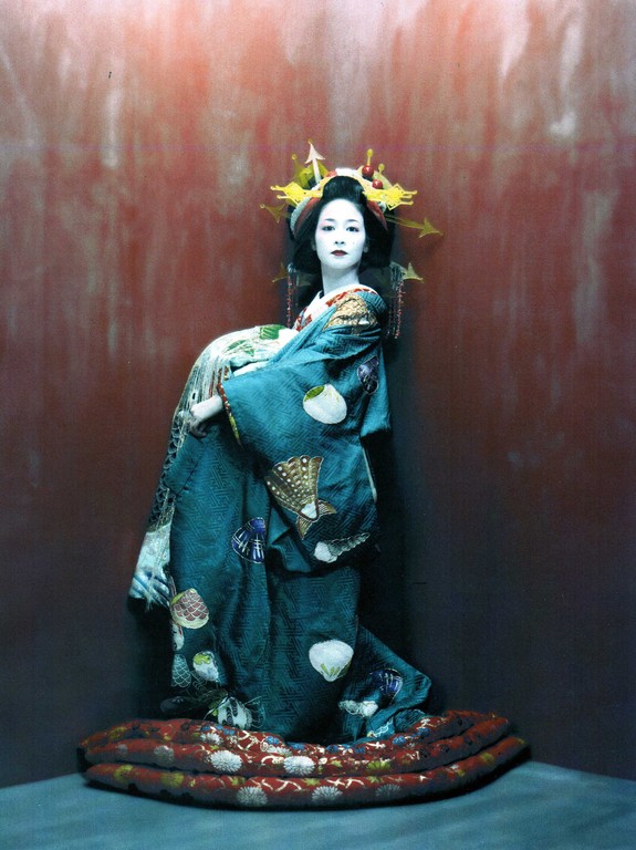 Shooting actress Emi Ikehata