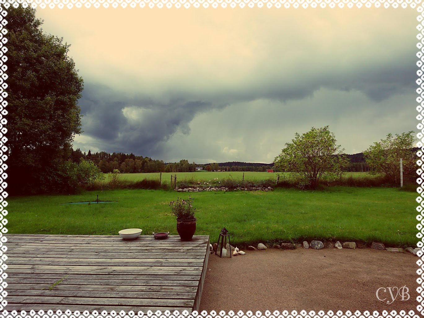 Sitter på min trapp och ser åskovädret dra in...