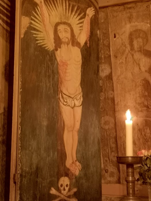 En fris och del av altarskåpet. Det "nyare" på vänster sida framme i koret. Jesu död på korset och regerande över döden, genom sin egen. Med dödskalle symbolen under, som var vanlig i konst förr i tiden. 