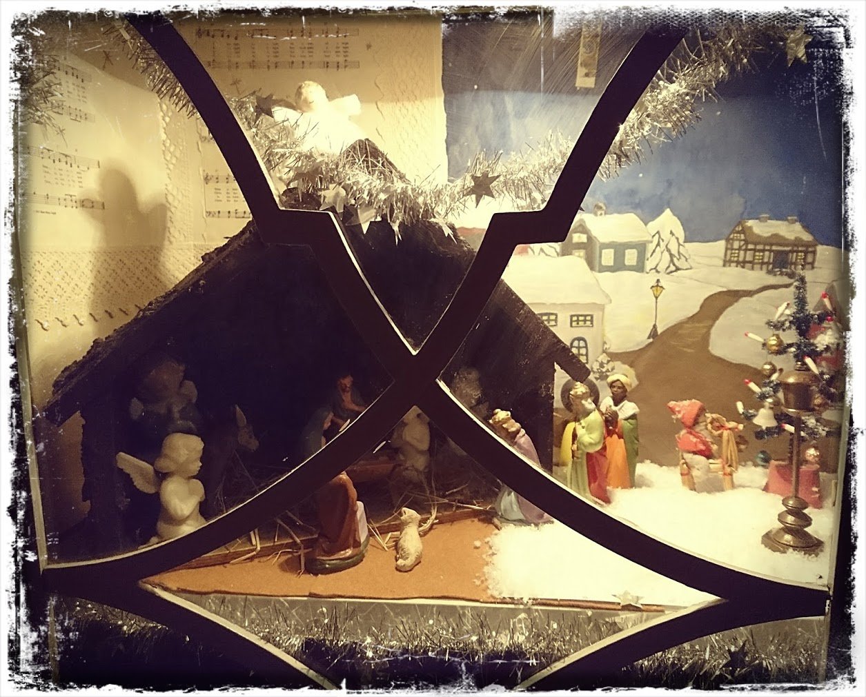 "Stilla natt, heliga natt..." pryder dekoren på kartongen bakom krubban. Den ljusblå ängeln fick jag och min syster varsin som barn av vår mormor och morfar som de hade köpte på en resa till Sicillien. Min var ljusblå min systers brungul.