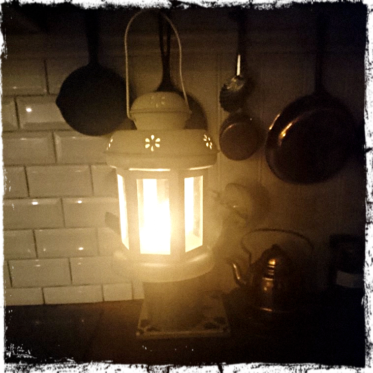 Kan inte komma ifrån att tycka att kvällstéet smakar godare om det kokas i skenet av en liten ljuslykta... 