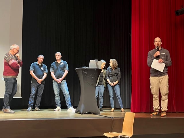 Von links nach rechts: Markus May (Energieberatung Thun), Beat Brunner und Stephan Gerber (BKW BAC AEK), Gemeinderätin Marianne Hayoz Wagner, Eliane Tschannen (Abteilungsleiterin Hochbau, Gde Spiez), Moderation Syril Eberhart (Mitglied GGR, SpiezSolar)