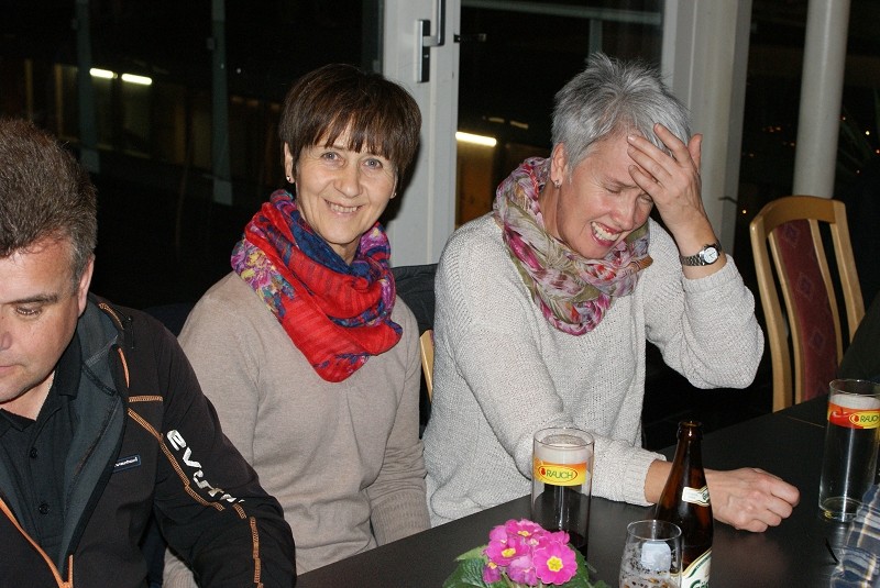 Christiane erzählt vermutlich Witze