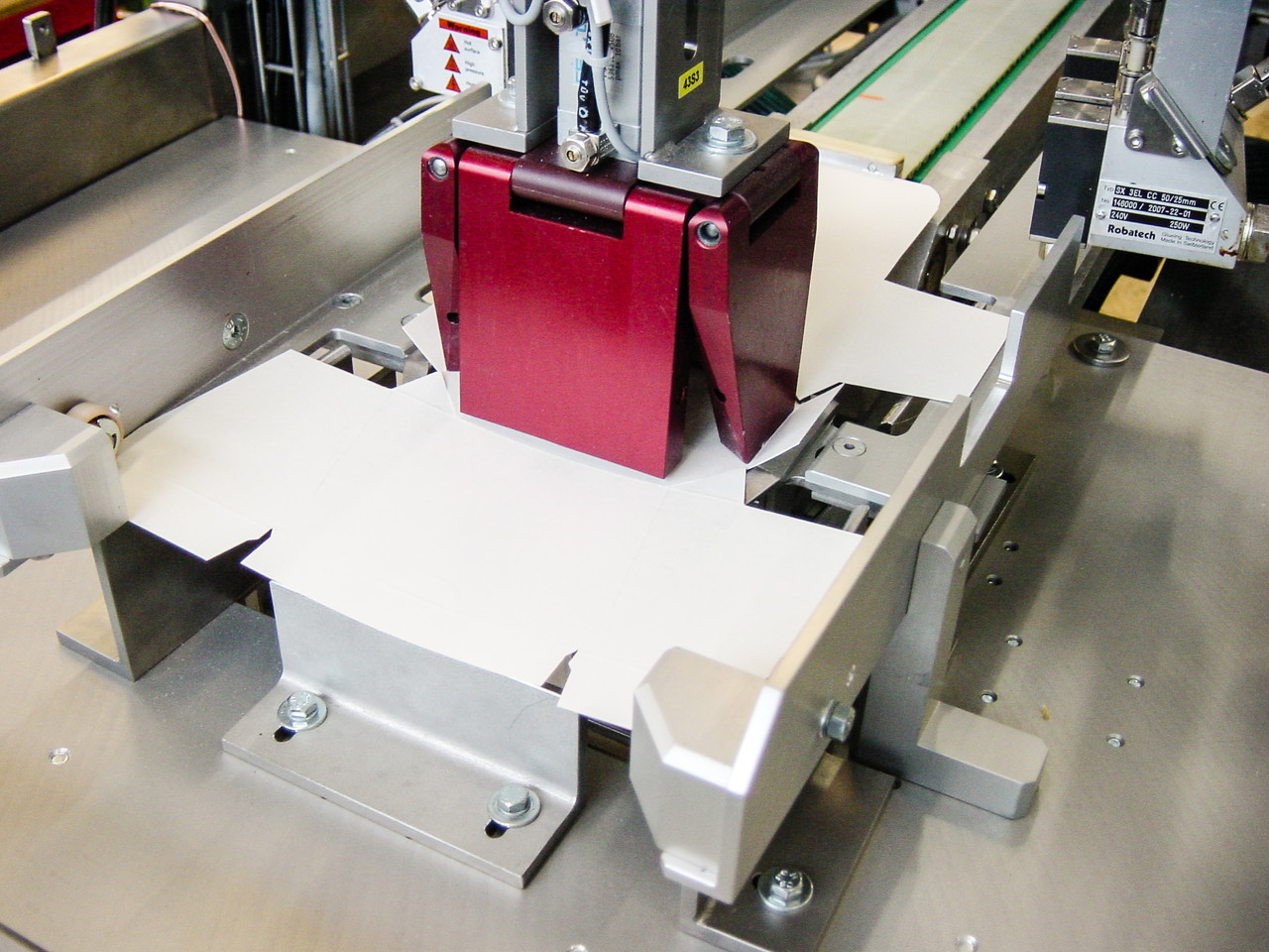 Formhead tilting for cone-shape packages