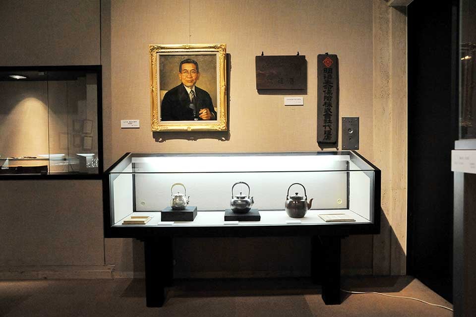 手前ショーケースの湯沸かしは、玉栄堂 今井栄蔵氏による鎚起銅器。