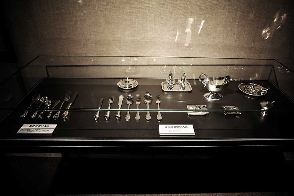1974年（昭和49年）に内閣府（当時総理府）の用命により赤坂迎賓館へ納入された金属洋食器及び銀器。　