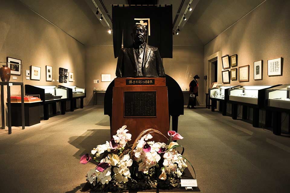 宝暦元年（1751年）初代捧吉右ェ門は金物屋を開業。以来代々金物商を営み｢金物屋の吉右ェ門｣から屋号を（かなきち）としました。初代から数えると今年は、創業265年を迎えました。