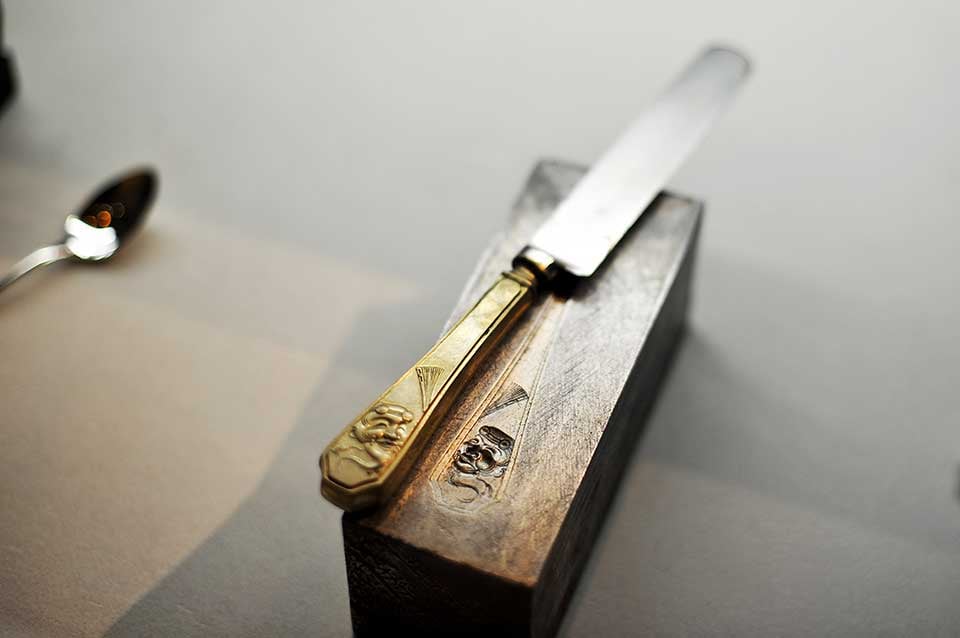 「翁面」は、昭和初期に彫金師原秀清が、能楽のおもてを金型に彫金した傑作。翁の和やかな眼差しや長寿髭を繊細に表現し、洋食のスプーンにめでたい翁面を彫り込んだ珍しい逸品。