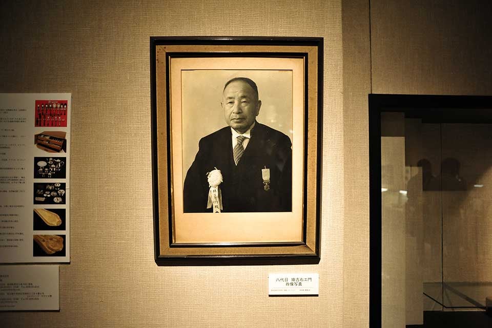 八代目 捧吉右衛門の肖像写真。金属洋食器の街、燕の最初の工業化の礎を築き、捧吉右衛門商店の輸出担当として、東南アジアなどへ新市場開拓に奔走しました。