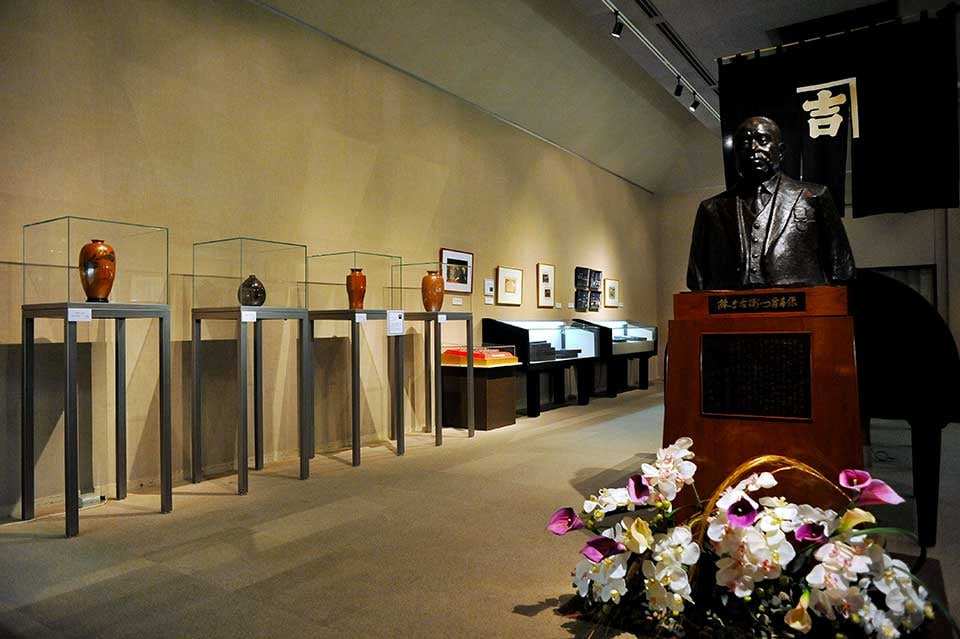 左から4つ目まで、玉栄堂 今井栄蔵氏による鎚起銅器。 捧家と今井家とのつながりは深く、七代目 捧吉右衛門の妻は、栄蔵氏の妹、八代目 捧吉右衛門の妻は栄蔵氏の長女であり、弟の栄松氏は捧家へ養子として入り捧三兄弟として捧吉右衛門商店の製造を支えました。