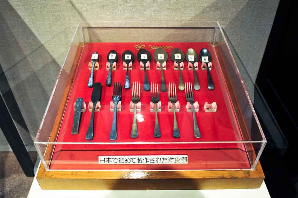 真鍮の材料を鎚起の技術を活かし、金鎚で敲き広げて成形しました。表面の鎚目を炭で研ぎ、全て手作りで仕上げました。スプーンの皿やフォークの刃先は、現在の機械加工より美しい仕上がりでした。