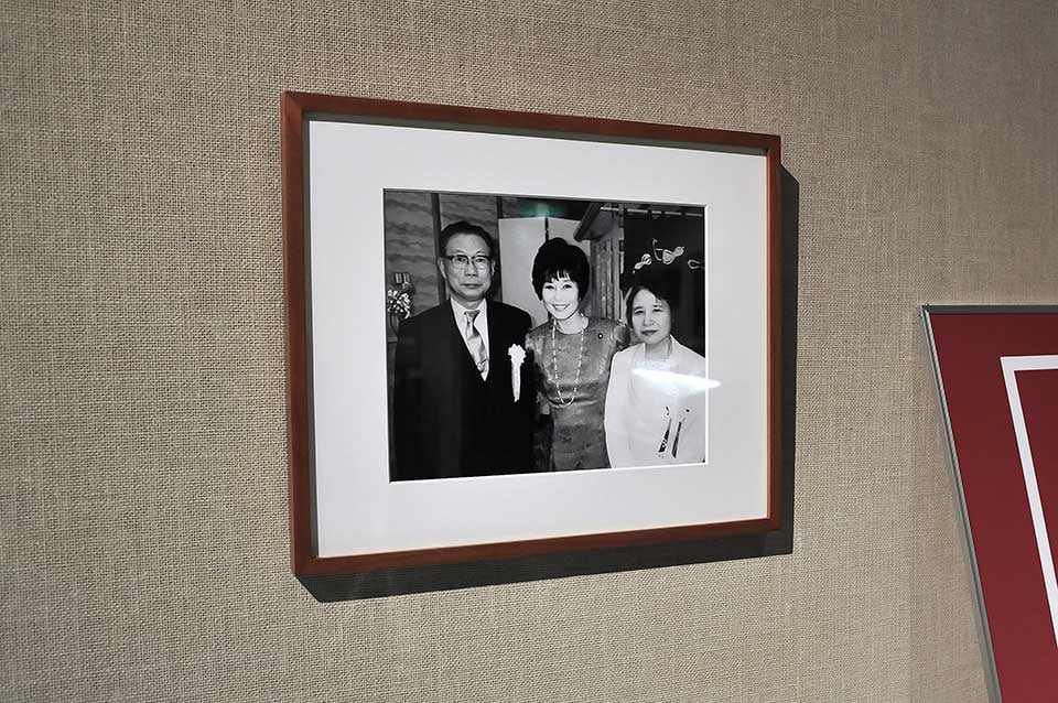 平成3年に、九代目 捧吉右衛門が金属洋食器の製造技術の開発功績に対して第十一回科学技術振興功績者として表彰されました。当時 科学技術庁長官の山東昭子氏から科学技術庁長官賞をいただいた時の写真です。左から九代目 捧吉右衛門、山東昭子長官、九代目 捧吉右衛門の妻。