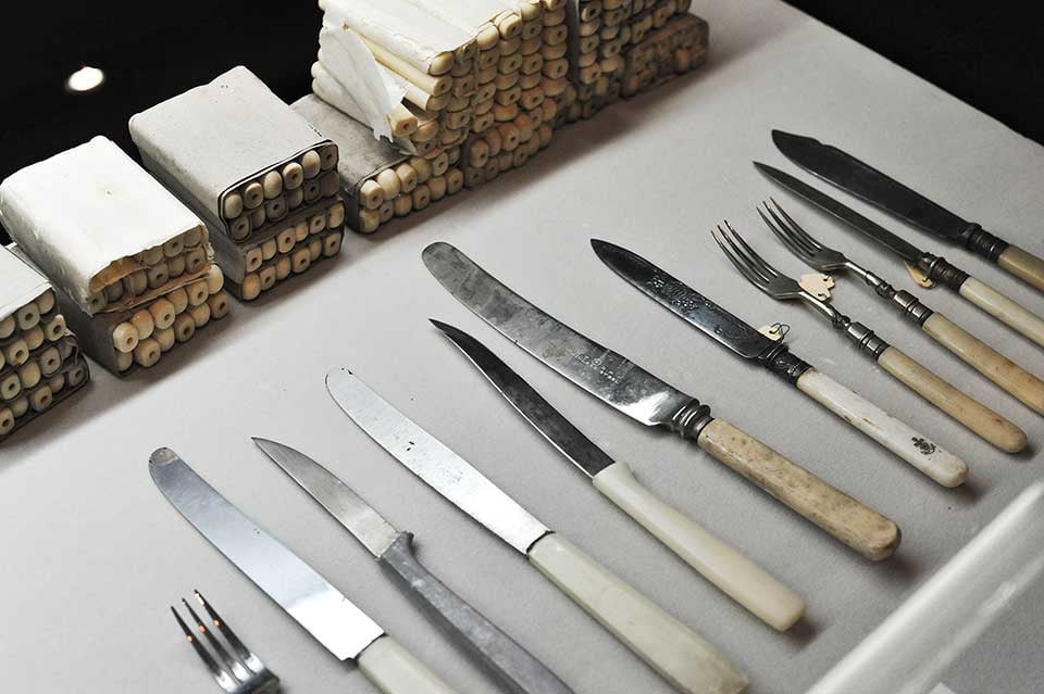 呉海軍より依頼された金属洋食器。高級品には象牙のハンドルが使用されました。