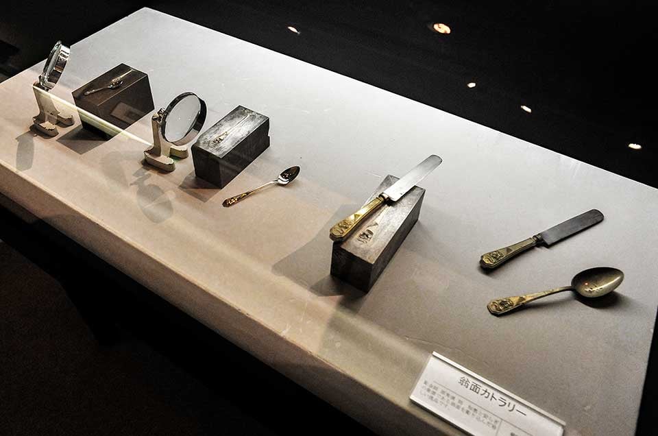 原秀清先生が彫られた翁面の金型。原先生を頂点として代々、燕の金型の系譜として現在につながっています。