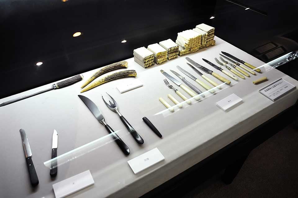 呉海軍より依頼された金属洋食器。高級品には象牙のハンドルが使用されました。