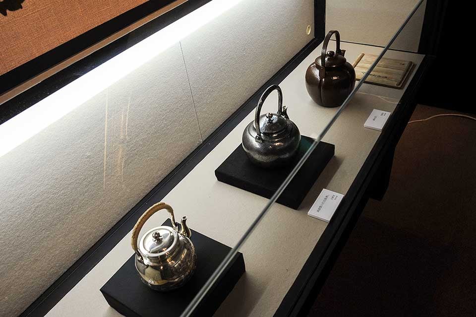 ショーケースの鎚起銅器は、玉栄堂 今井栄蔵氏による湯沸かし。玉栄堂の商品は、捧吉右衛門商店の高級プライベートブランド「宝暦堂」の名で銀座 十一屋商店に納品されました。