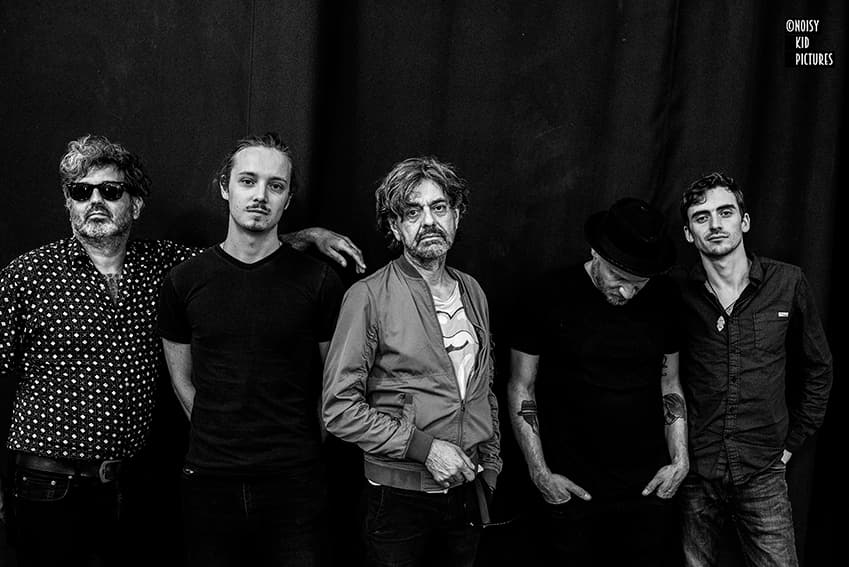 En studio avant un concert les musiciens de Driving Dead Girl face au photographe créatif Noisy Kid Pictures