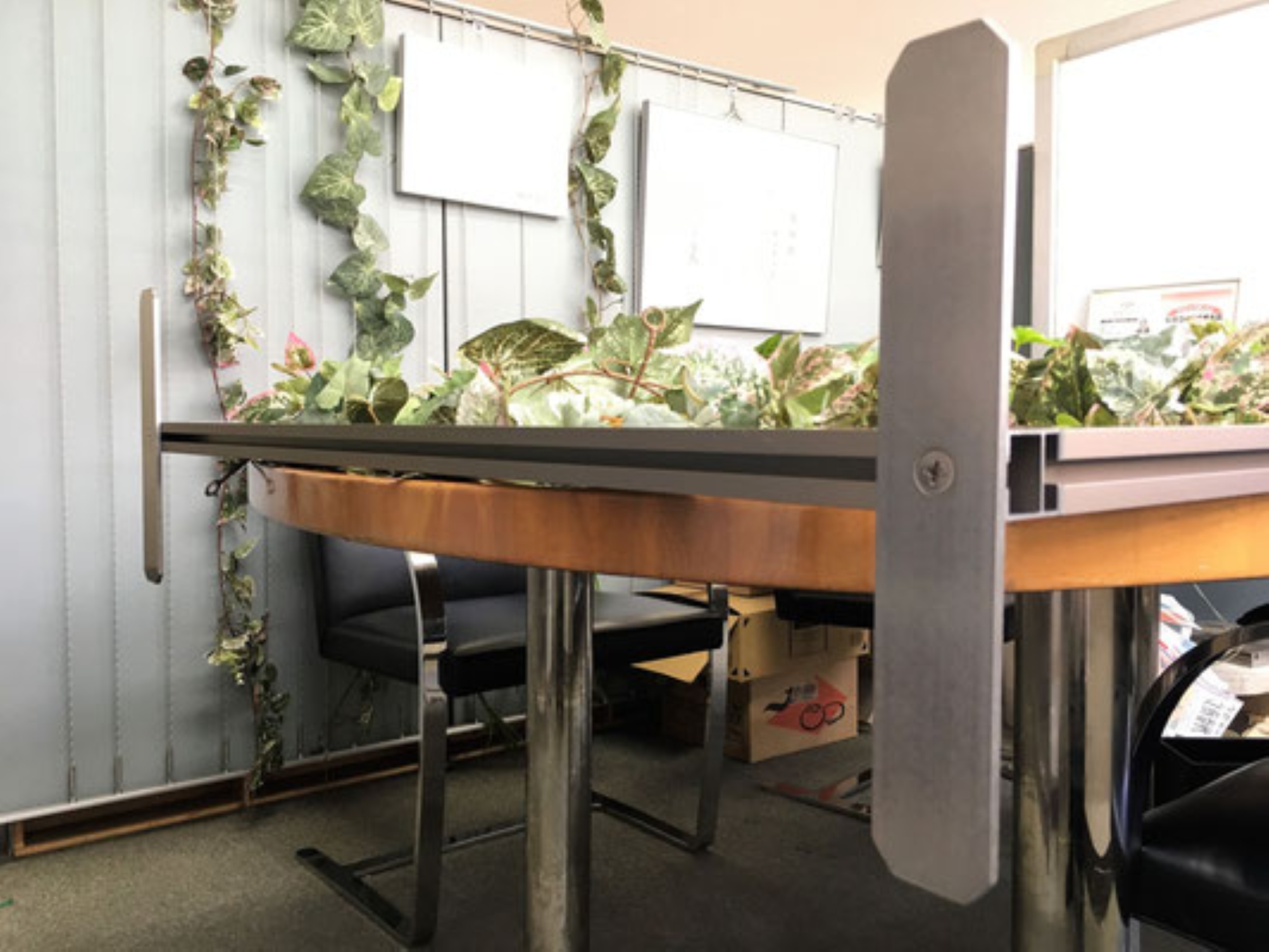 6. 横レール底面部の任意の位置に脚を取付ける。