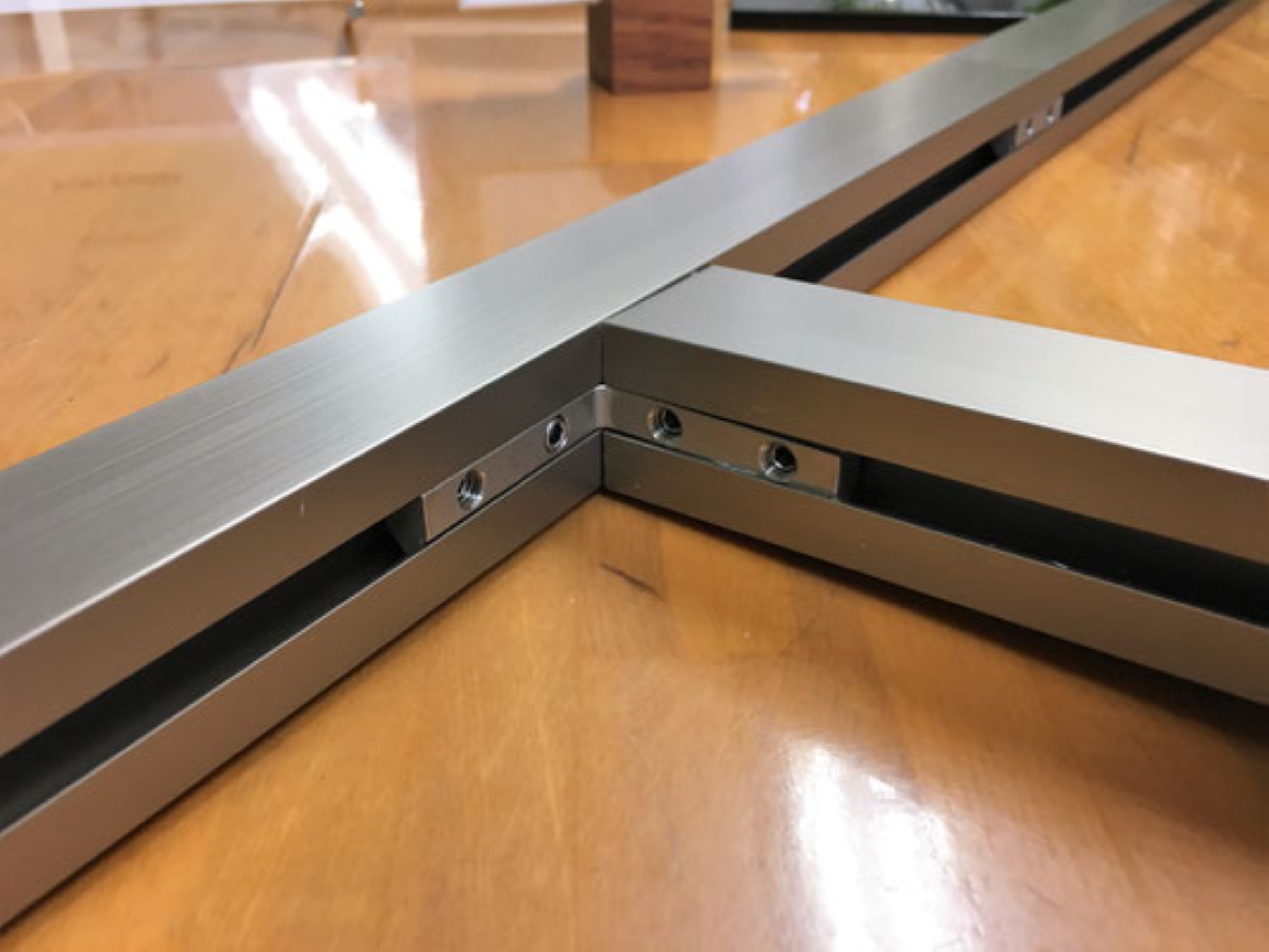 6. 縦レールを横レールに差し入れ、コーナーピースを六角レンチで止めるその際、レール同士にズレがない様にする