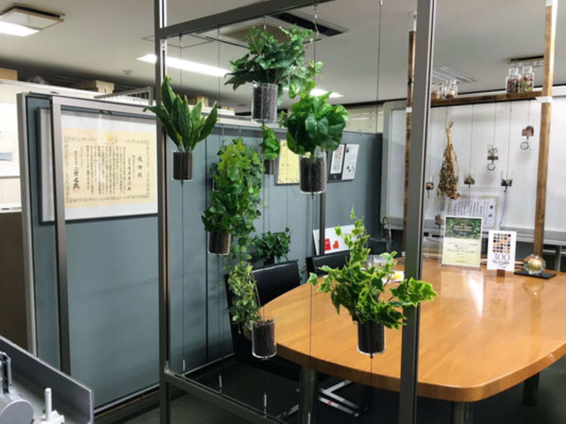 14. 植栽などをハンギングケースに入れて、完成