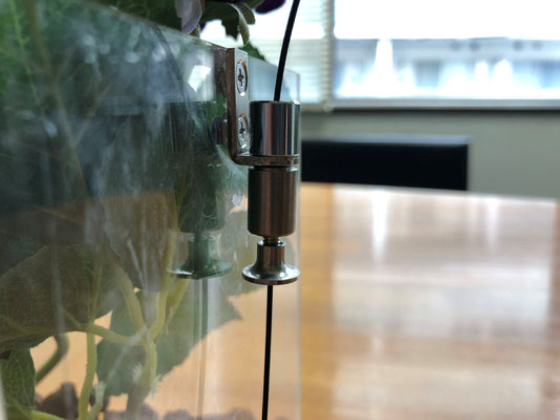 8. ハンギングケースのグリップにワイヤーを差しこむ