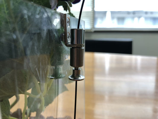 9. ハンギングケースのグリップにワイヤーを差しこむ