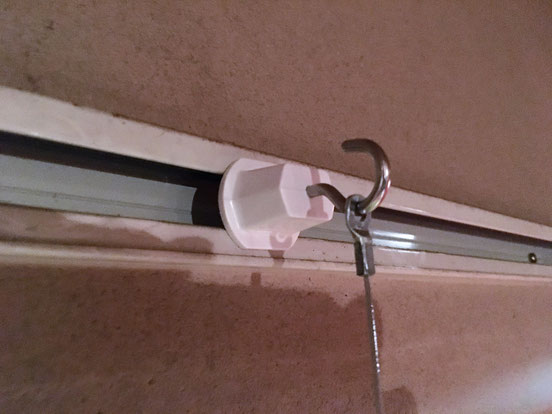 3. ライティングレールに既製フックを取付け、ワイヤーを引っ掛けます。※フックの角度によって、取付位置は変わります  