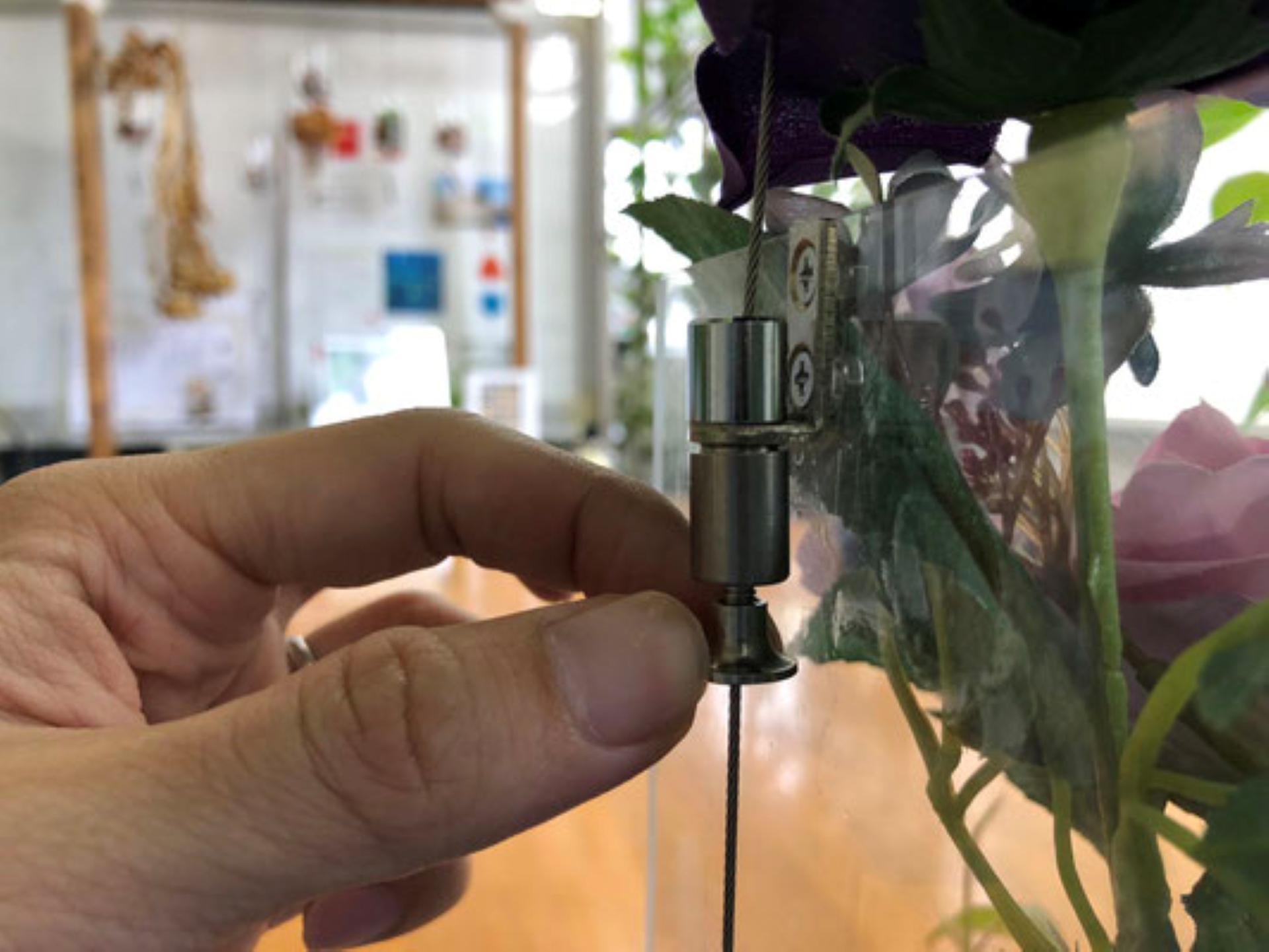 13. 下方へは、ハンギングケース側面部に取り付けてあるパーツを下に引きながら降ろします。手を放した位置でロックします。