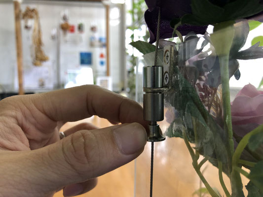 13. 下方へは、ハンギングケース側面部に取り付けてあるパーツを下に引きながら降ろします。手を放した位置でロックします