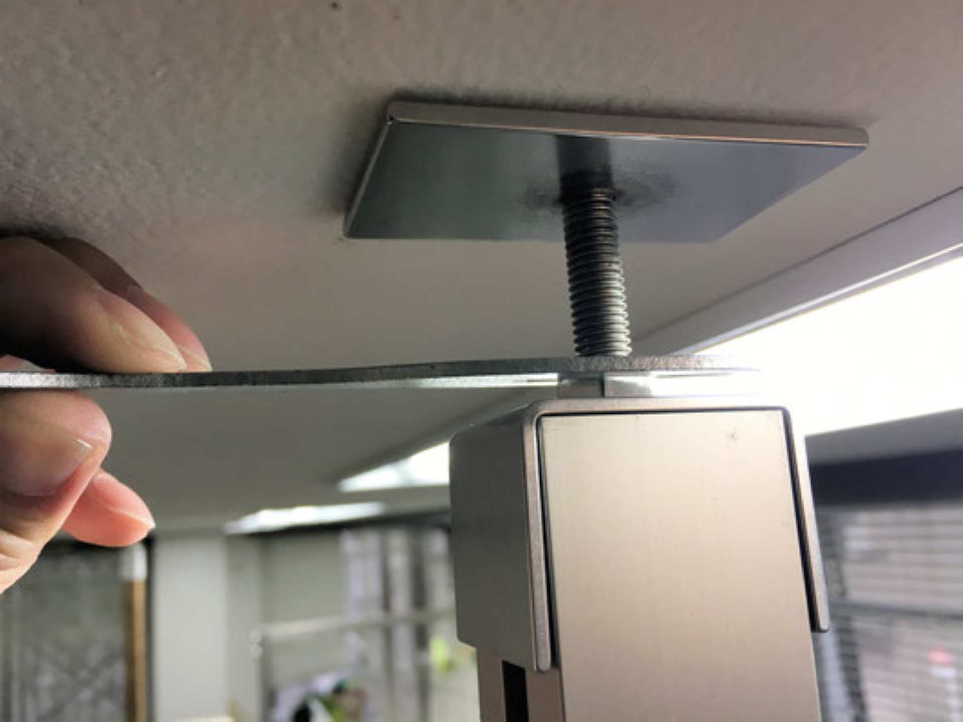 8. 縦レール先端に取り付けてあるアジャスターを天井と圧着固定するナットを上から見て時計回りに回し、固定する