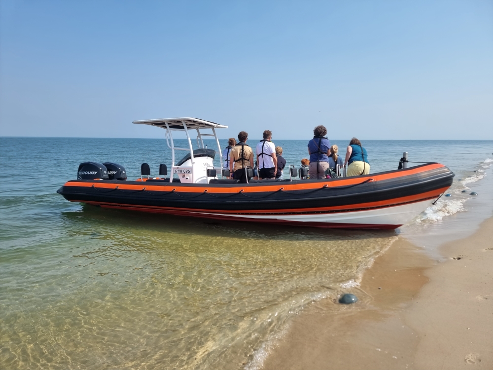 Even op het strand liggen met de boot dichtbij de zeehonden.