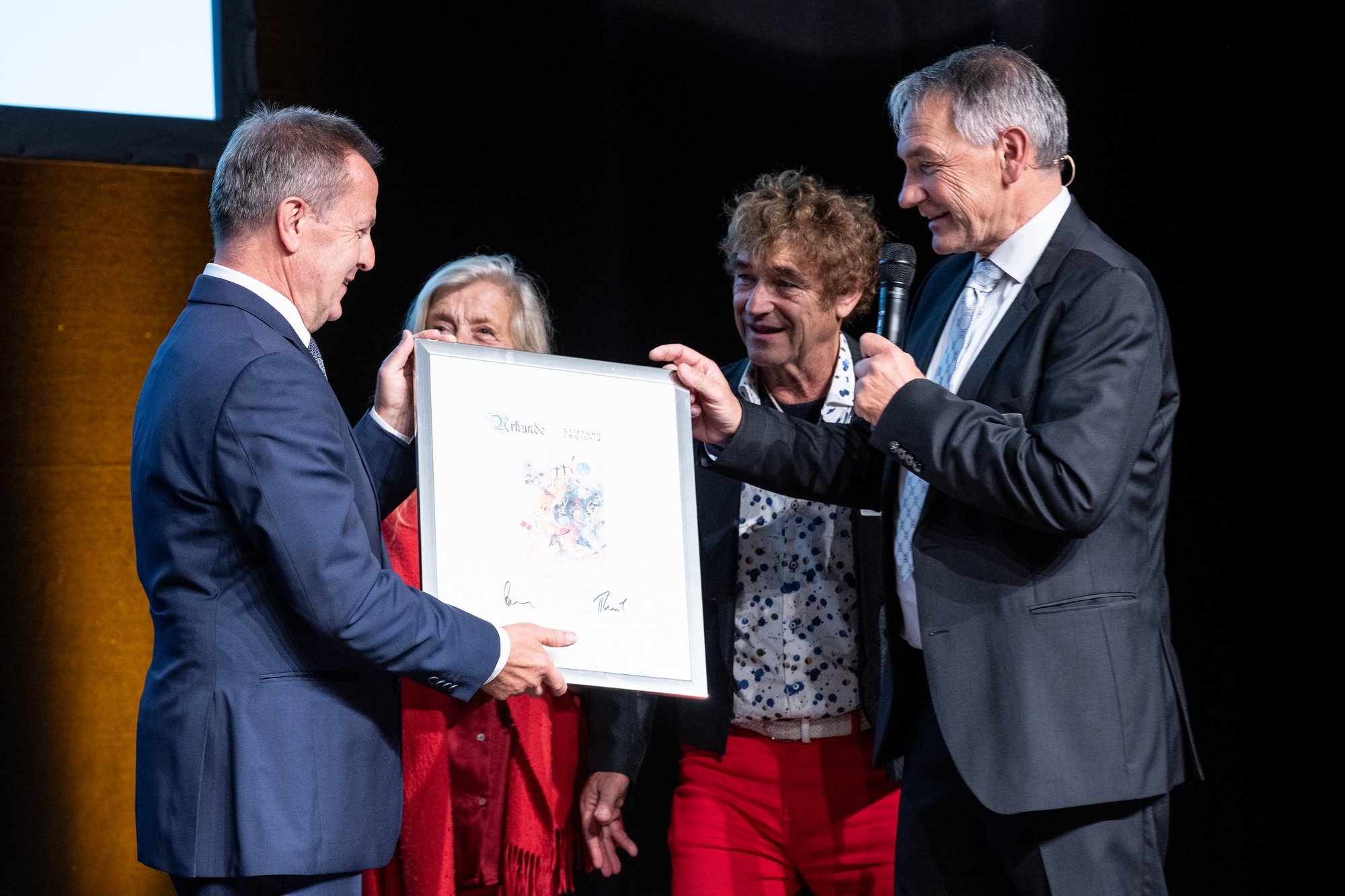 Prof. Dr. Herbert Ruile übergibt Andreas König die Ehrenurkunde.