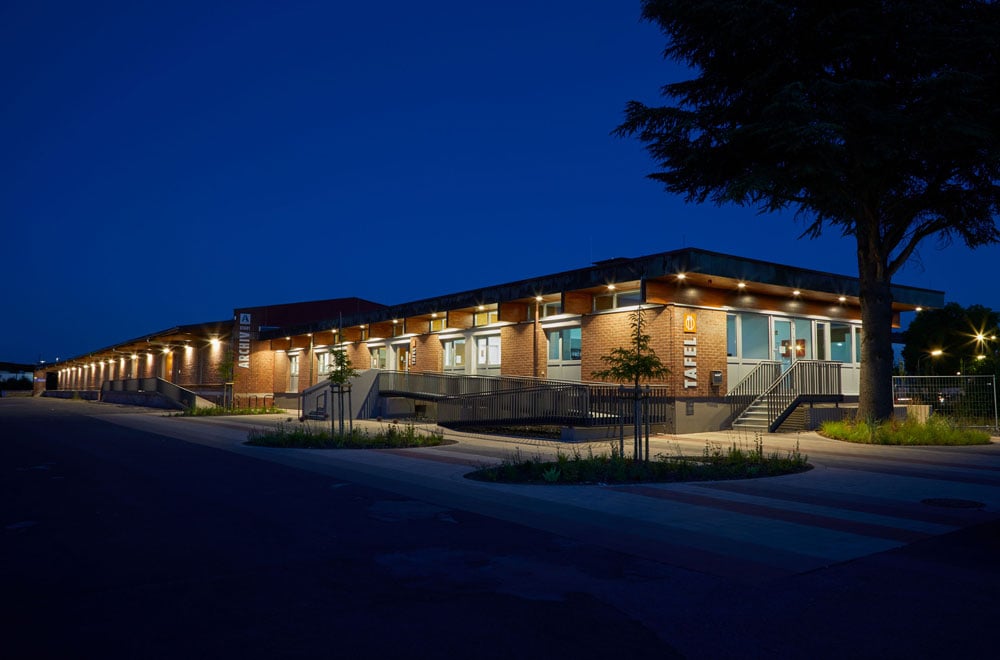 Beschilderung des alten Güterbahnhofs, der seit 2021 die Arnsberger Tafel und das Stadtarchiv beherbergt.